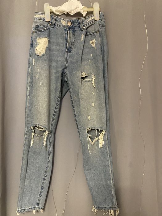 Spodnie jeansy z dziurami typu boyfriend jeans