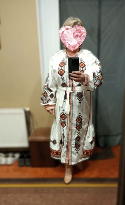 Вишита сукня жіноча