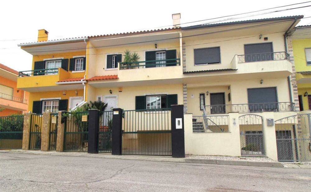 Moradia T3  em Vale de Milhaços, Corroios, com garagem