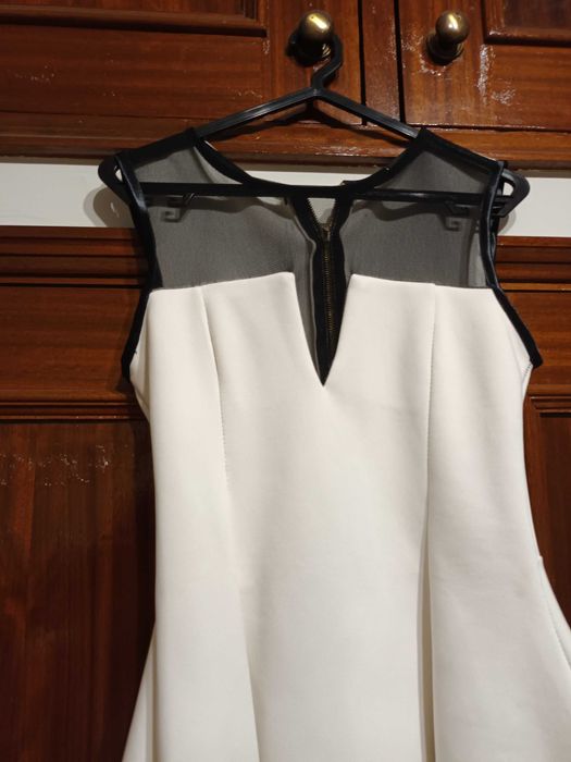 Camisola branca com fecho