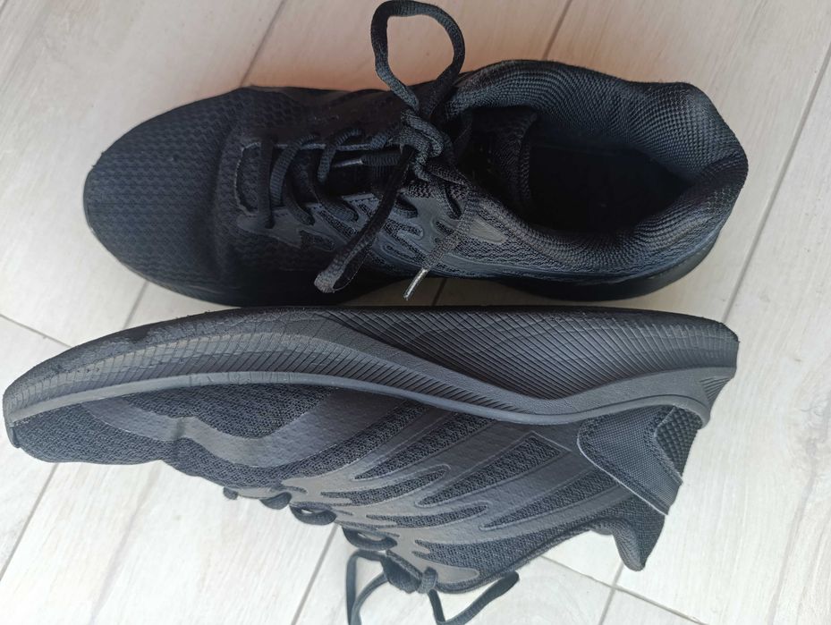 Sapatilhas de homem. Tamanho 45. Fila.