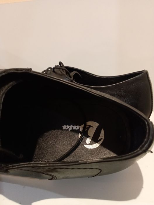 Нові шкіряні туфлі Bata 46