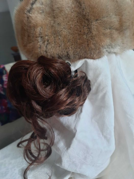 Doczepiane kręcone włosy z klamrą na kucyk brązowe z połyskiem