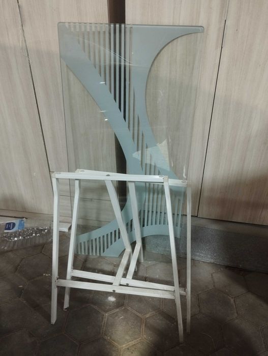 Mesa de vidro muito bonita ( baixa de preço só até sábado)