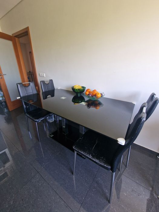 Mesa de cozinha conforama , como nova, ofereço cadeiras