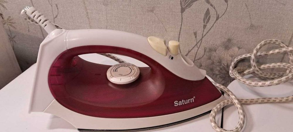 Праска Saturn ST CC7113 1600 Вт є сліди використання працює