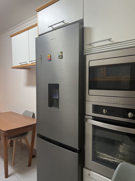 Alugo quarto Boa localização.  Mais  informações chamar  no privado.