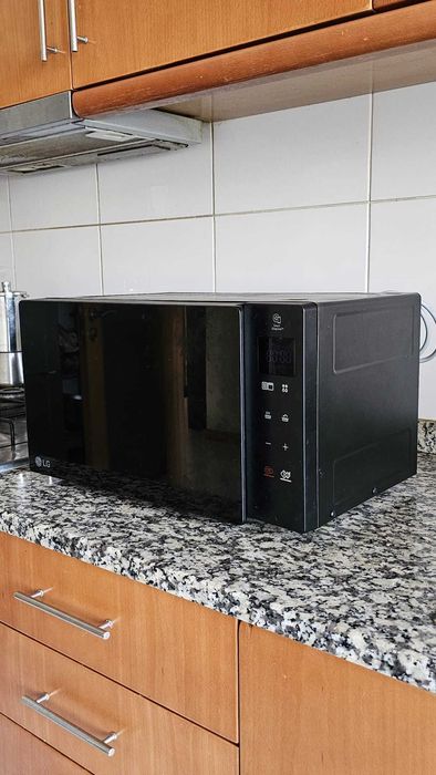Microondas LG - 20 l e 700 W (praticamente novo)