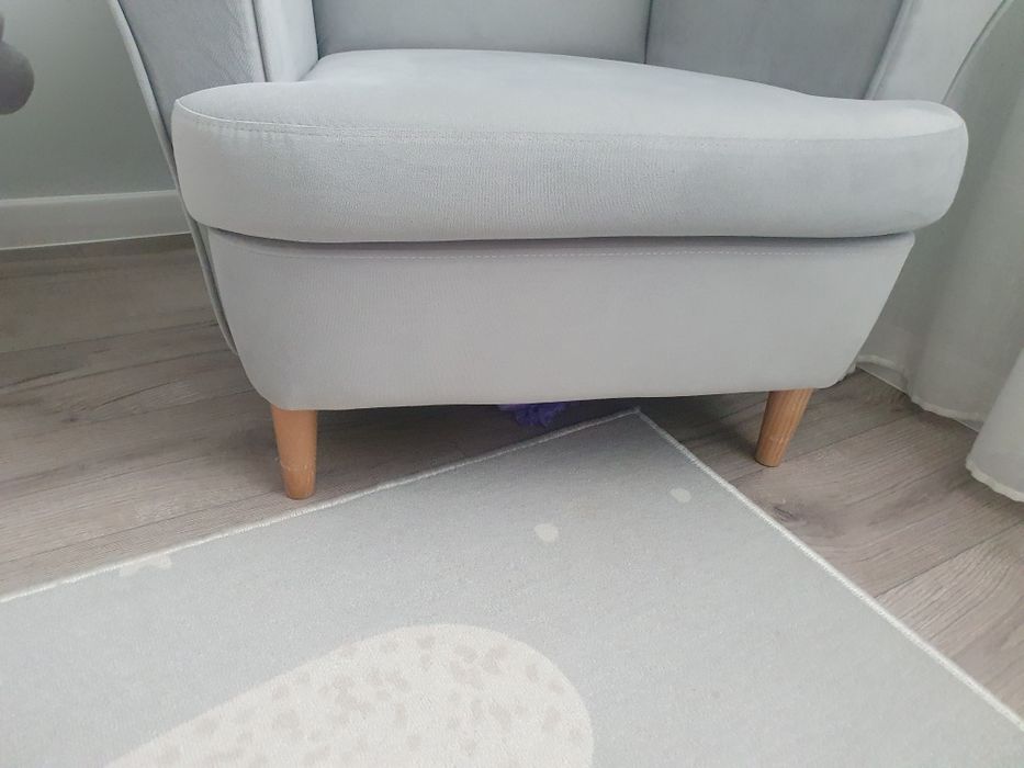 Fotel w kolorze szarym