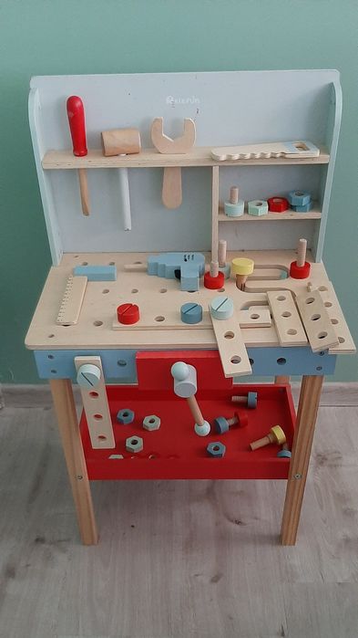 Drewniany stolik z narzędziami Elefun