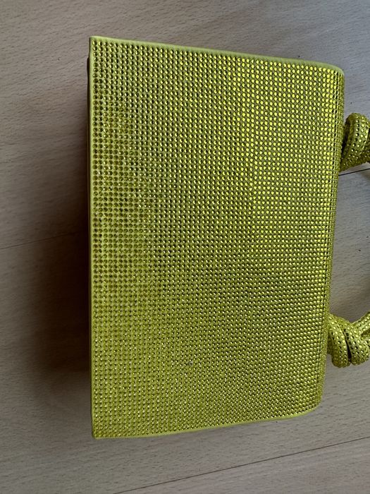 Mini mala de cor lima, cravejada em brilhantes da mesma cor