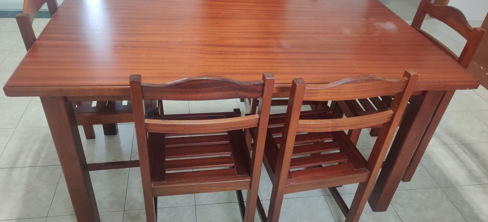 Mesa de Jantar em Madeira + cadeiras