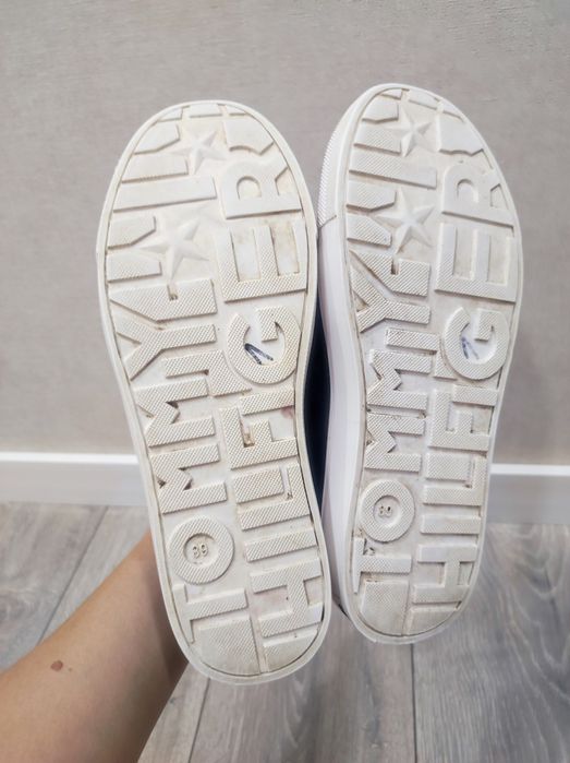 осенние кроссовки Tommy Hilfiger 39 р .
