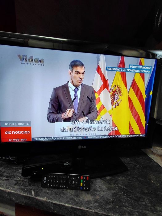 Televisão  LG com 26 polegadas e descodificador digital