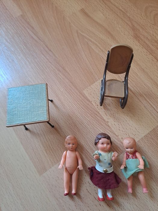 Zabawki z lat 80 tych Retro /  3 gumowe laleczki, stolik, krzesło