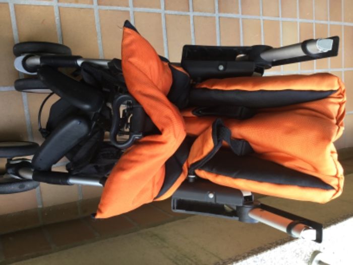 Carro passeio e ovo Maxi Cosi com capa de chuva