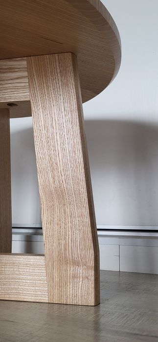 Solidny lity stolik kawowy okrągły jesionowy , jesion