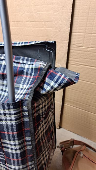 Trolley de compras e saco de alças