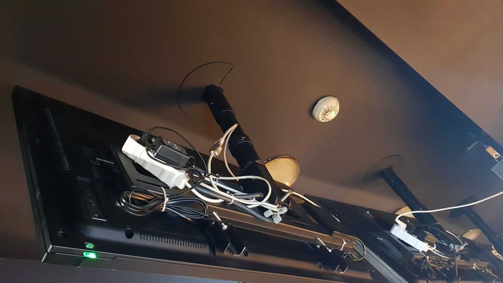 Wieszak do LCD z zabezpieczeniem