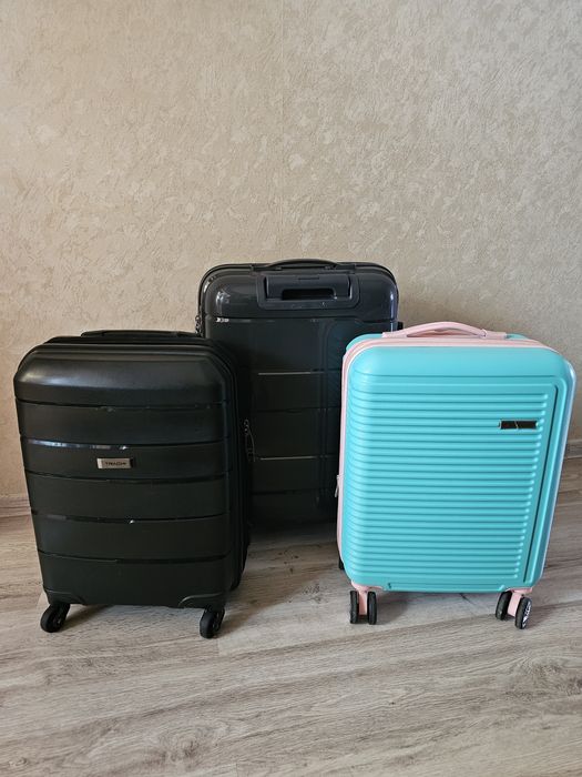 Продам валізи середнього розміру