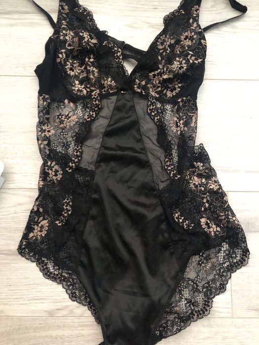 Nowe czarne koronkowe body s m kostium