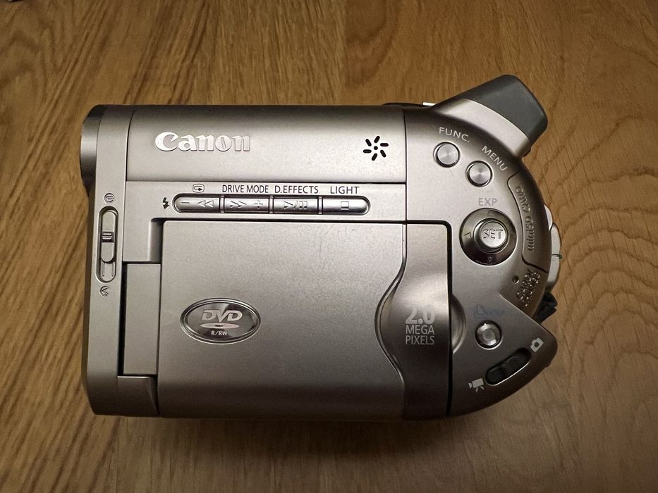 Видеокамера Canon DC20