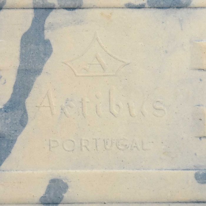 Azulejo da fábrica ARTIBUS desenho a ouro fundo azul cobalto