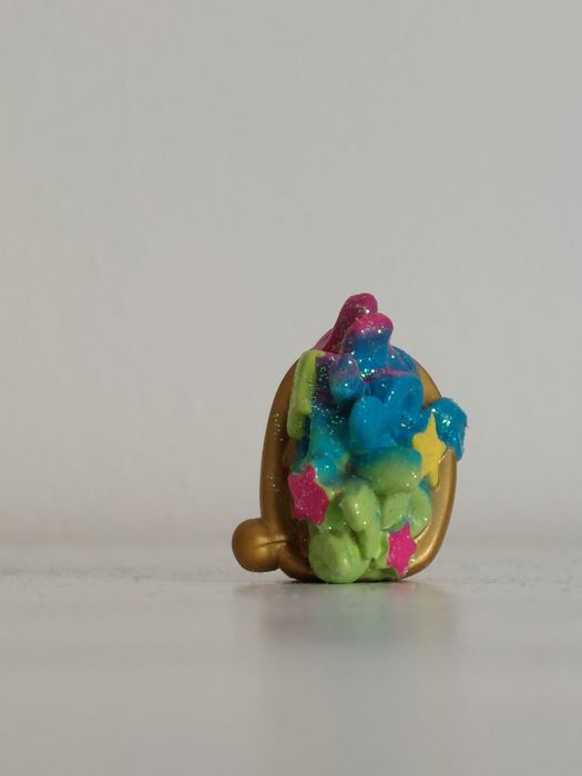 Moji pops exclusive celebrity