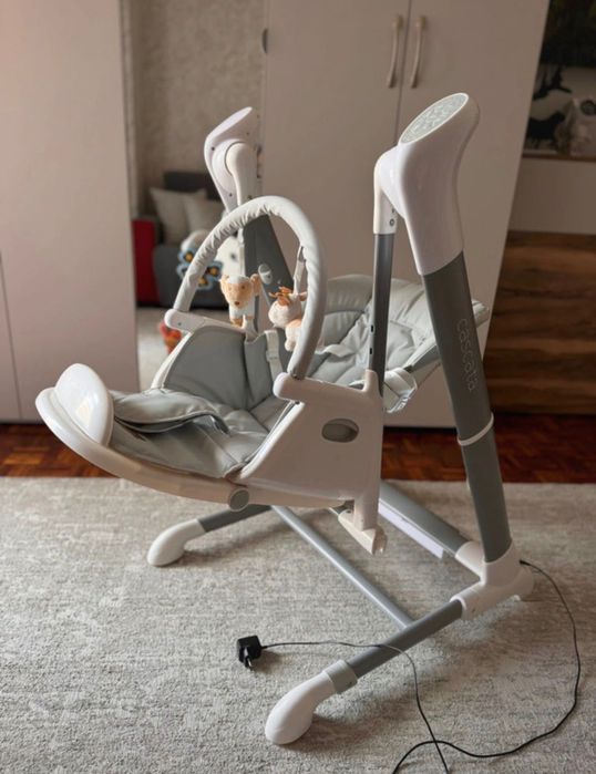 Cadeira de balanço com uma mesa de alimentação.