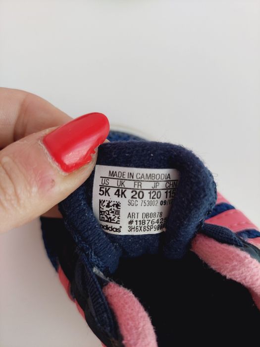 Niebieskie buty sportowe wsuwane z różowymi wstawkami adidas 20