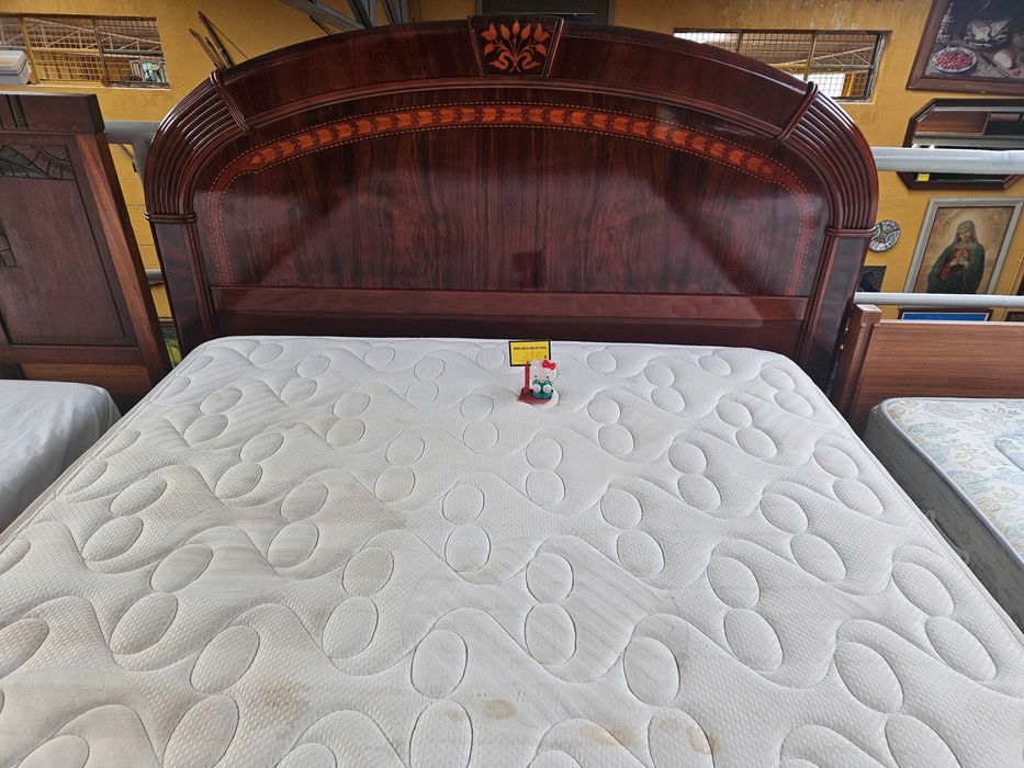Cama em madeira maciça com estrado e colchão - Muito bom estado geral