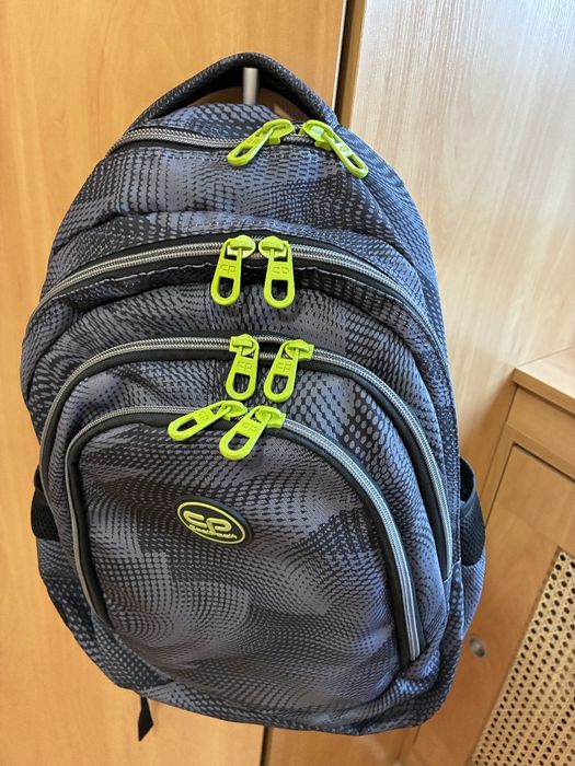 Sprzedam elegancki plecak czterokomorowy.