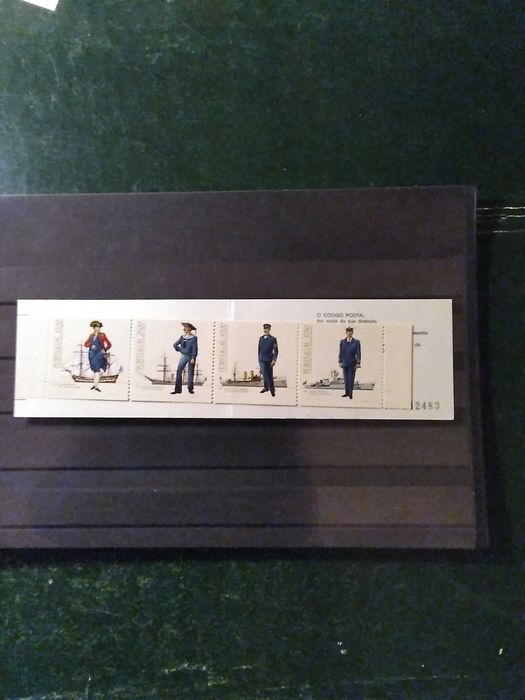 1983 Caderneta Uniformes Militares Portugueses MNH **