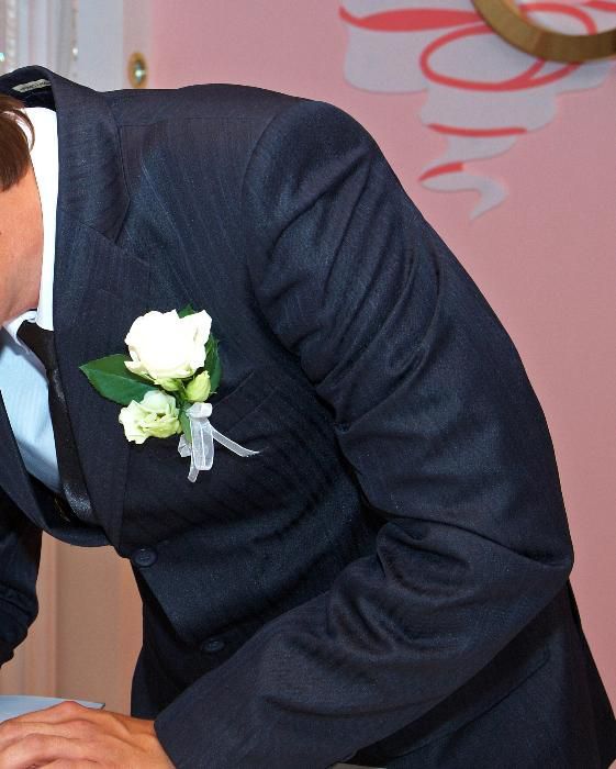 красивый мужской черный костюм классический