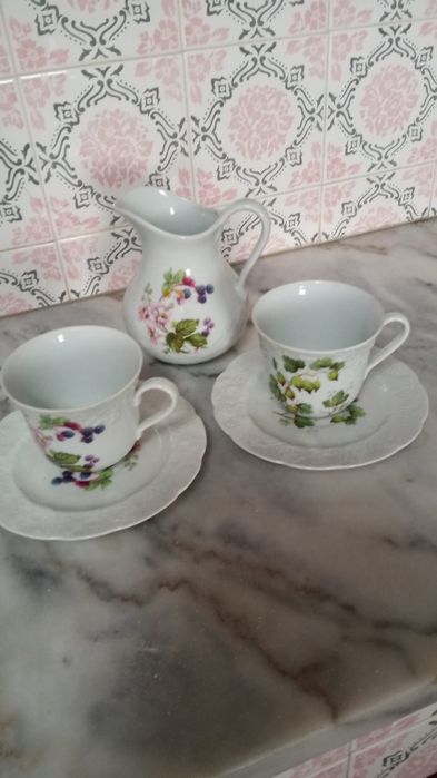 Conjunto leiteira e 2 chávenas com pires