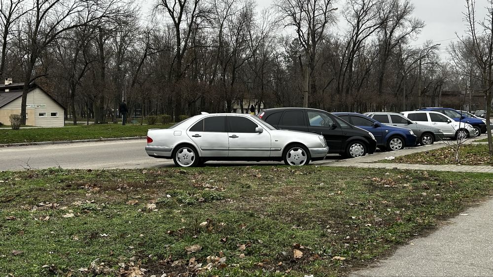 Mercedes-Benz E320 W210