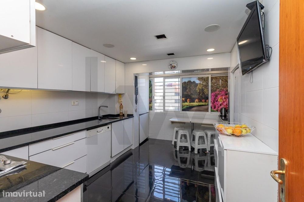 T3 com Varanda e Excelente Luminosidade | Amadora