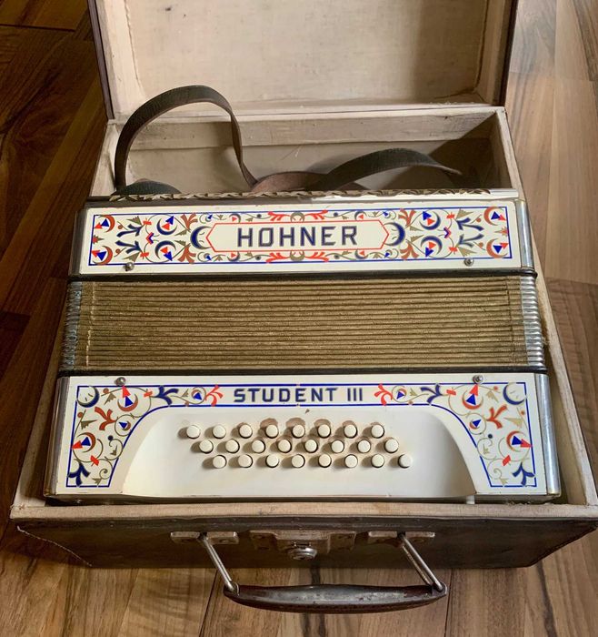 Bonito Acordeão Hohner à 3 voz, todo funcional, muito bem conservado