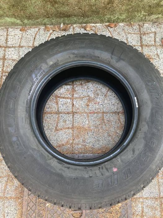 2 pneus 245/70/16 bridgestone dueler h/t com mais de 90% de piso