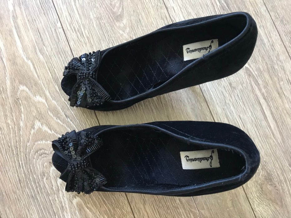 Czarne szpilki z kokardą Stradivarius