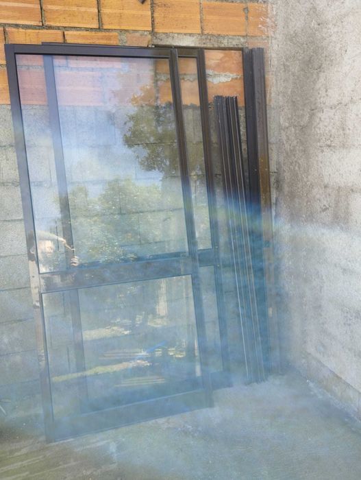 Porta e janelas aluminio castanhas