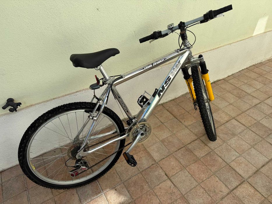 Bicicleta BTT, quadro alumínio, roda 26, travão disco