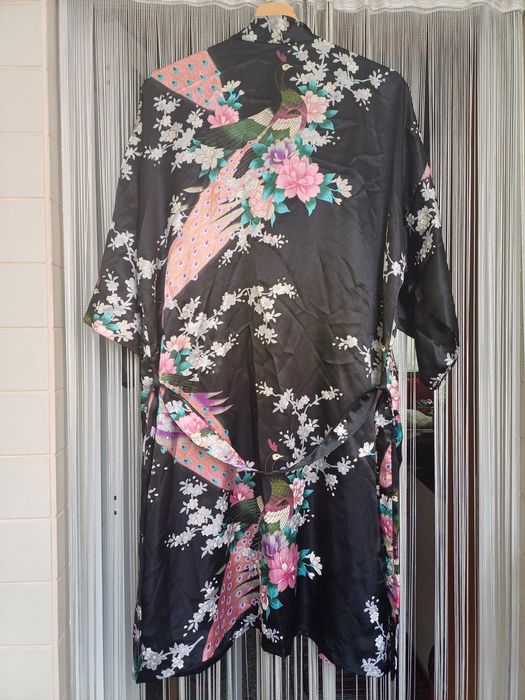 Kimono chinês  acetinado, preto, com pavões e flores