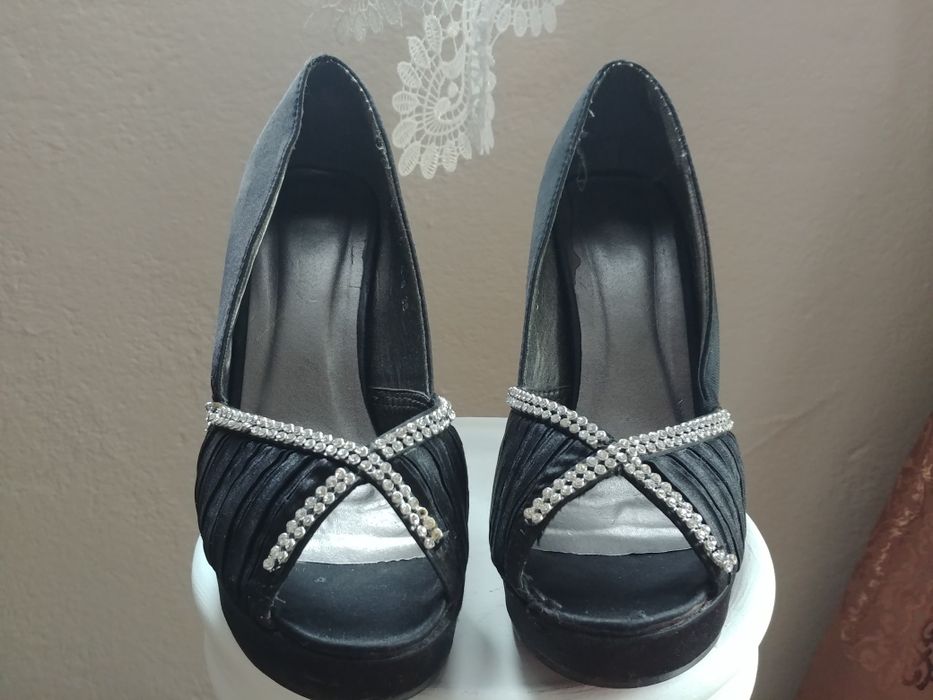 Szpilki półbuty rozmiar 38 platforma czarne czerwona podeszwa cyrkonie