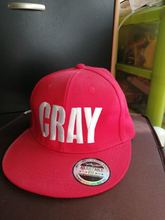 Vários caps e snapbacks