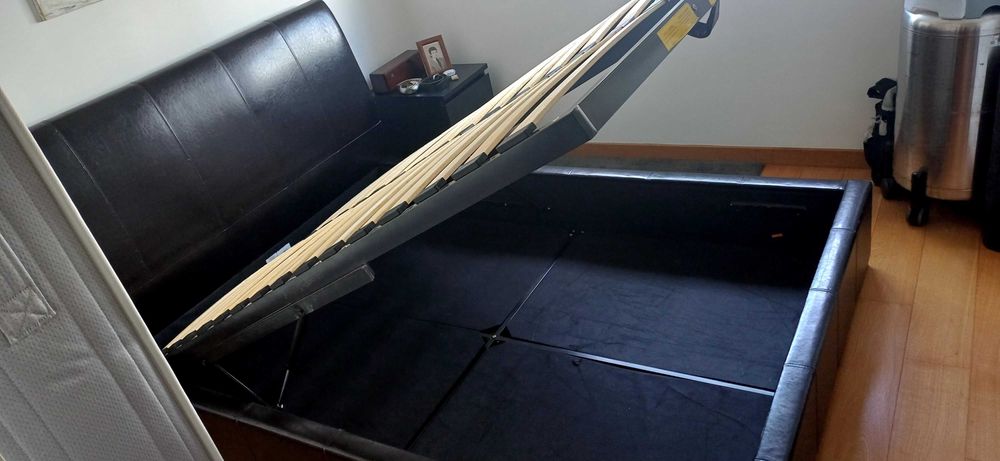 CAMA SOMMIER. Em bom estado, tendo em conta a idade. Marca CONFORAMA.