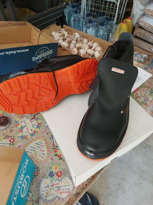 1  botas 42 Para soldadores 30 euros   + 2 pares de botas+ 5 pares de sapatos em biqueira aço com palmilhas antibacterianas  material todo novo
