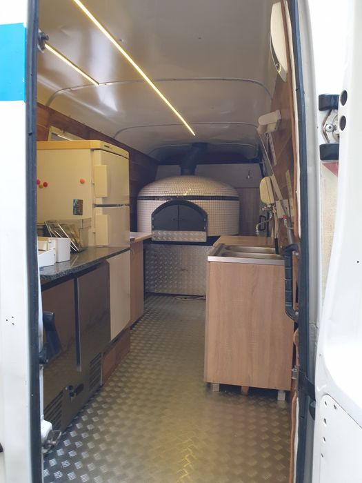 Food truck z pizzą. Piec opalanym drewnem.