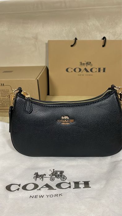 Mala Coach Preta em Pele com Detalhes Dourados