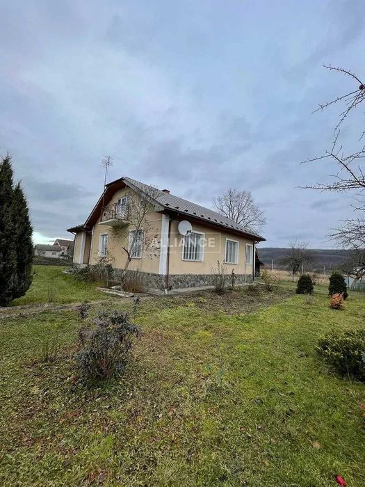 Добротний будинок з усіма комунікаціями в передмісті!